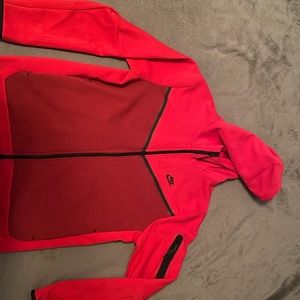 Red men’s large nike tech